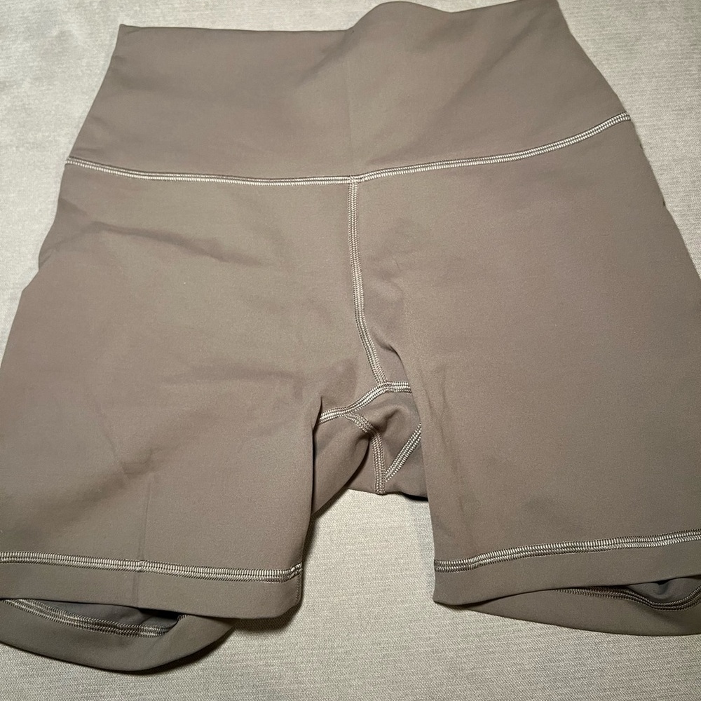 Lululemon Athletica Wunder Train Shorts 6in